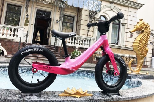 Біговел 12" LANQ WLN1255 рожевий магнієва рама та вилка